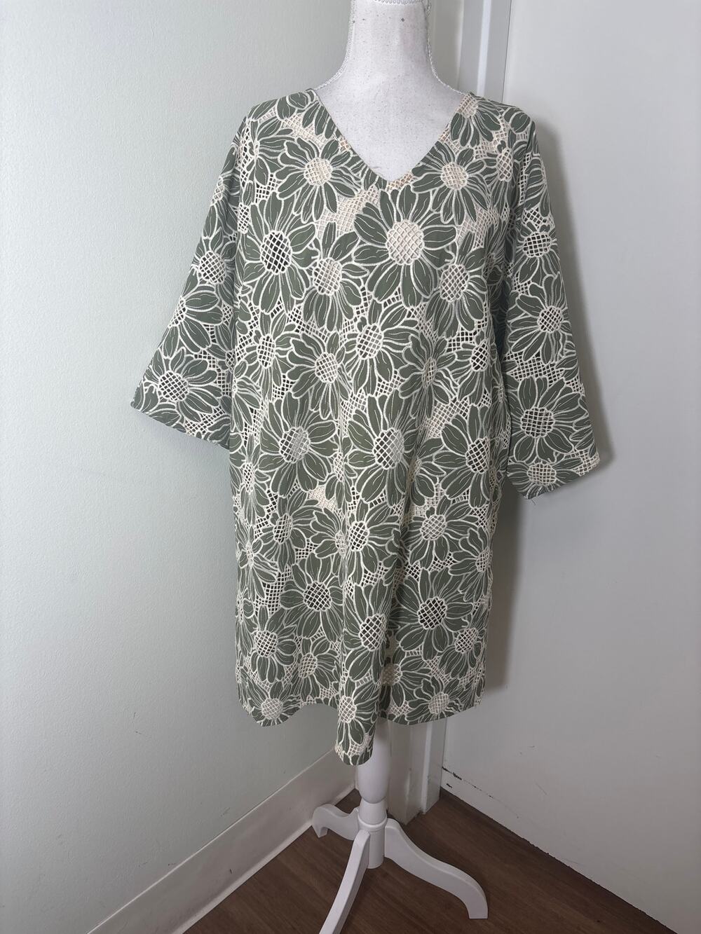 Solelia Sage Green Floral Embroidered Short Sleeve Knee Length Dress Sz M